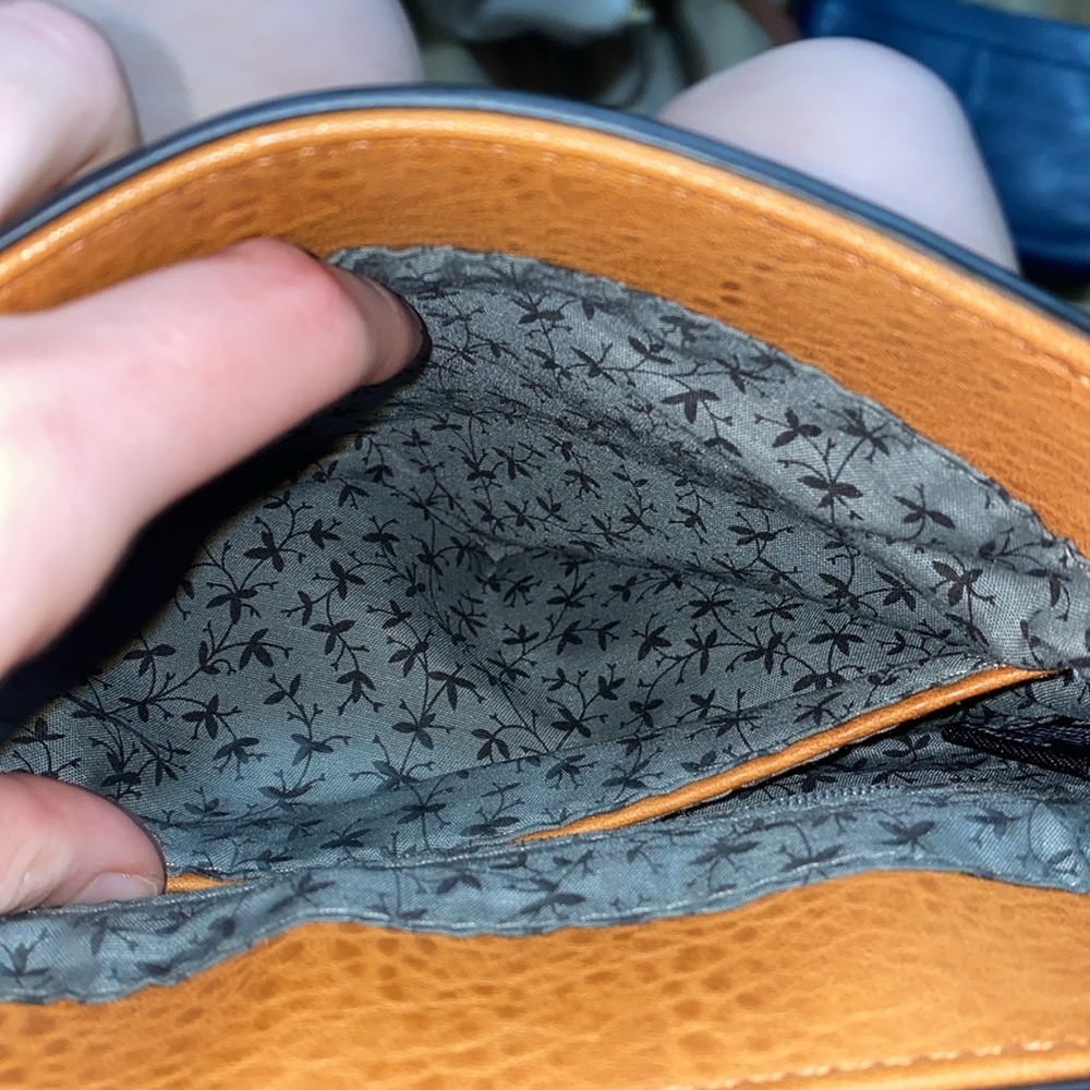 🐛Stylish Tan Women's Purse with lots of pockets! - Picture 5 of 14